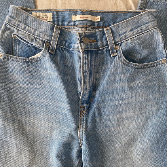 Levi’s Straight Mom Jean - Picture 2 of 10